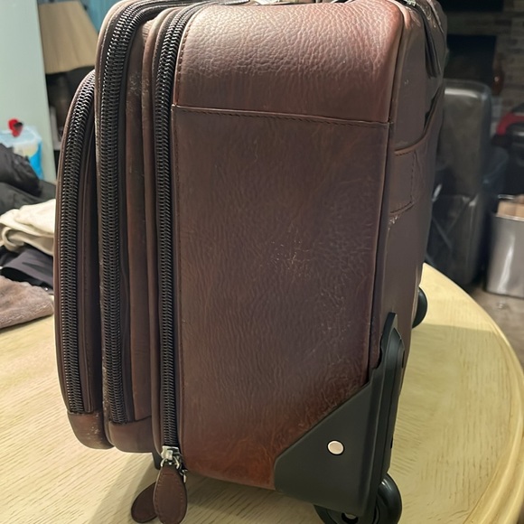 NWT rolling overnight bag in all leather - Picture 10 of 10